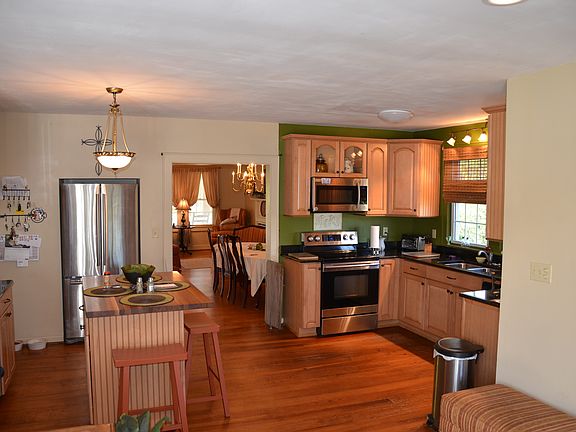 Kitchen and breakfast area