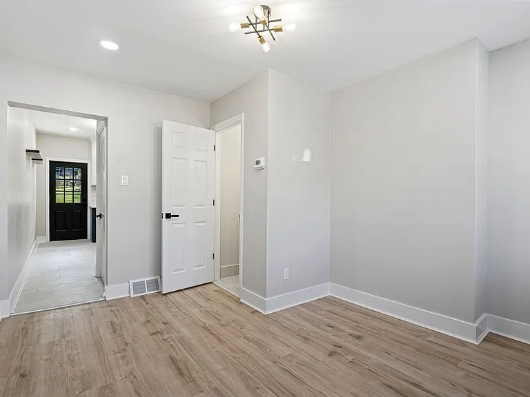 343 Ella St — Photo 3