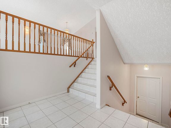 5th image of 1054 Ormsby Cres NW