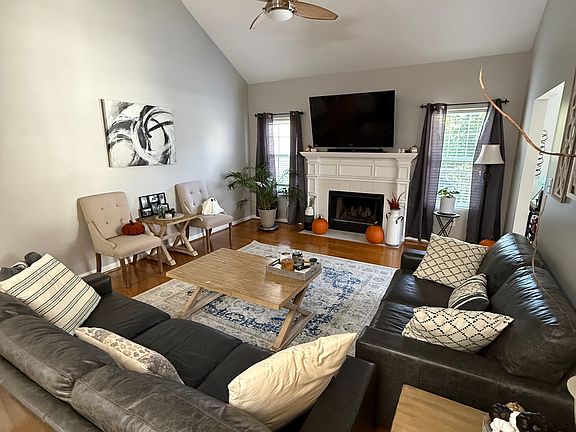 2nd image of 2833 Springwood Dr