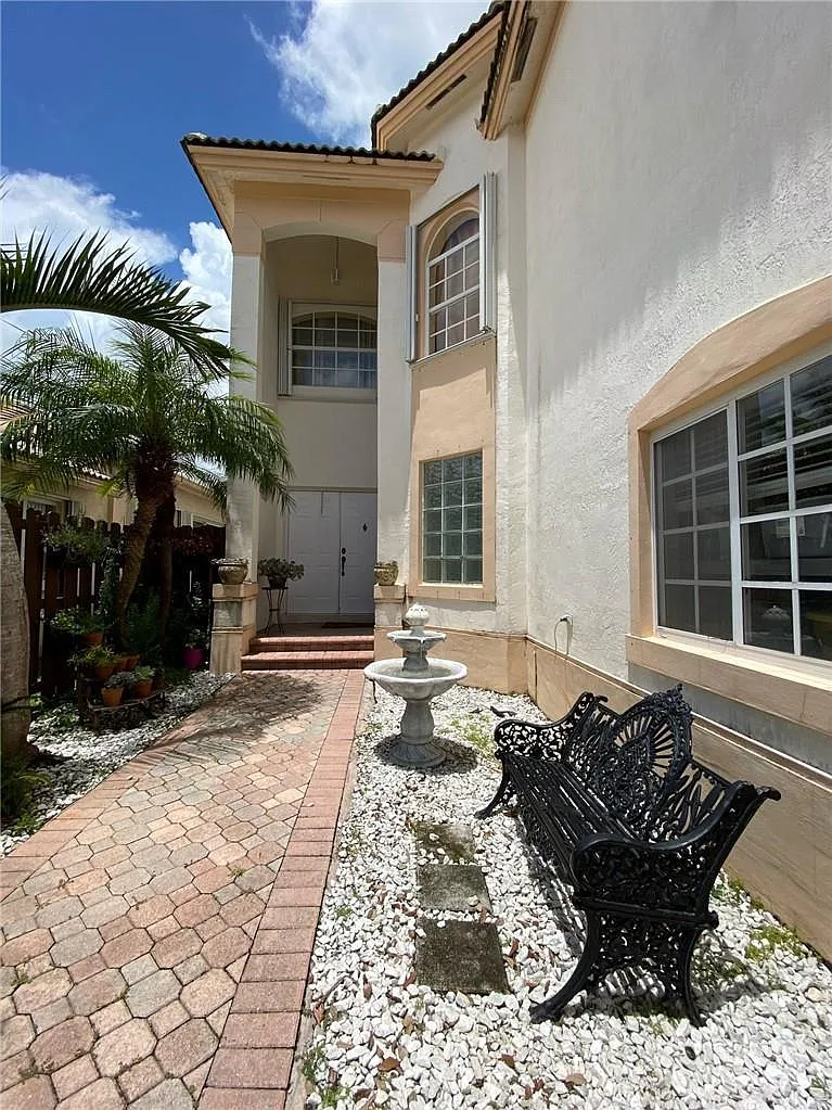 5 bed, 3.0 bath, 3026 sqft, $6,900 — Photo 1