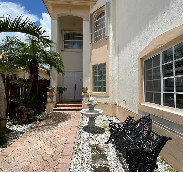 10747 NW 70th Ter