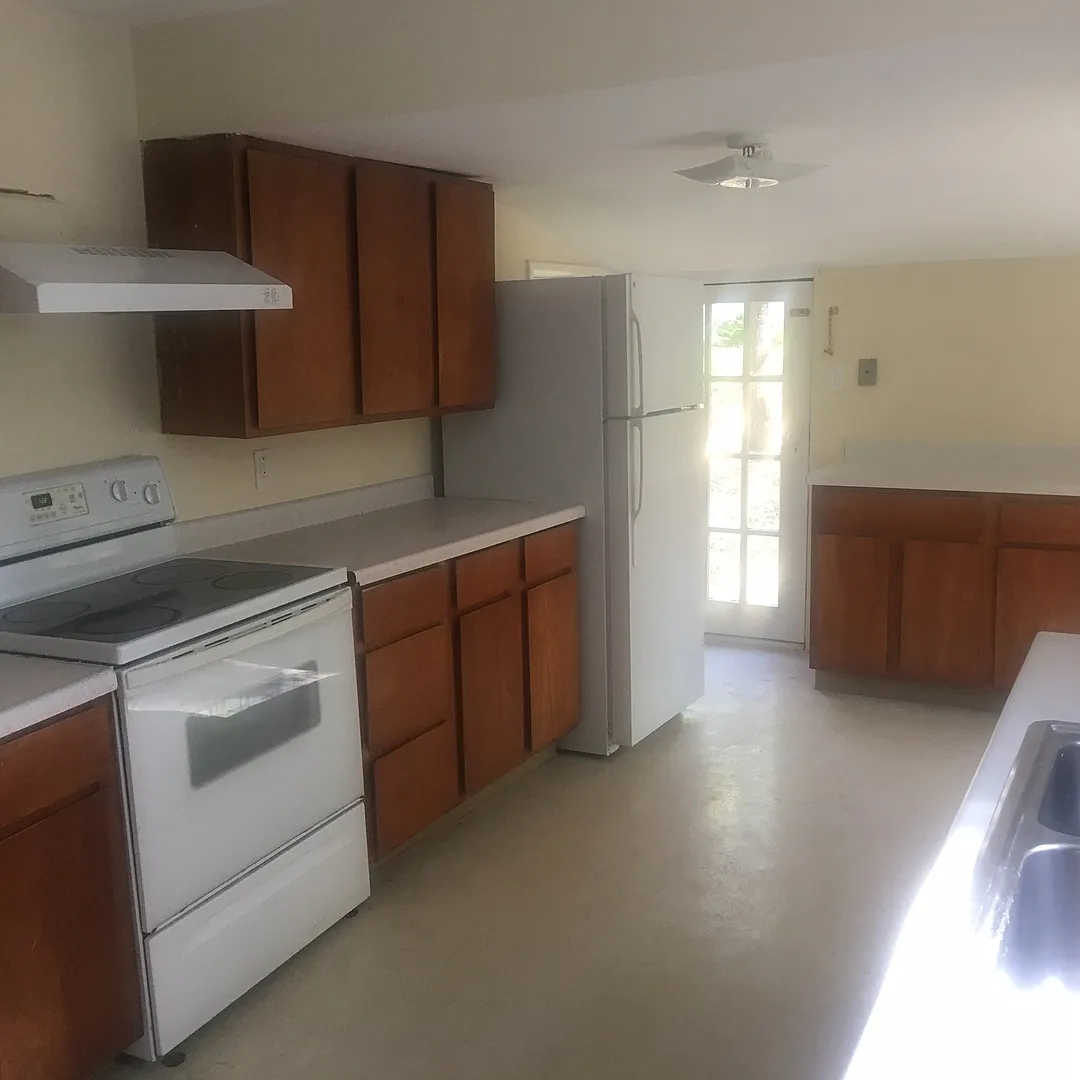 3 bedroom, 1.5 bath home — Photo 2