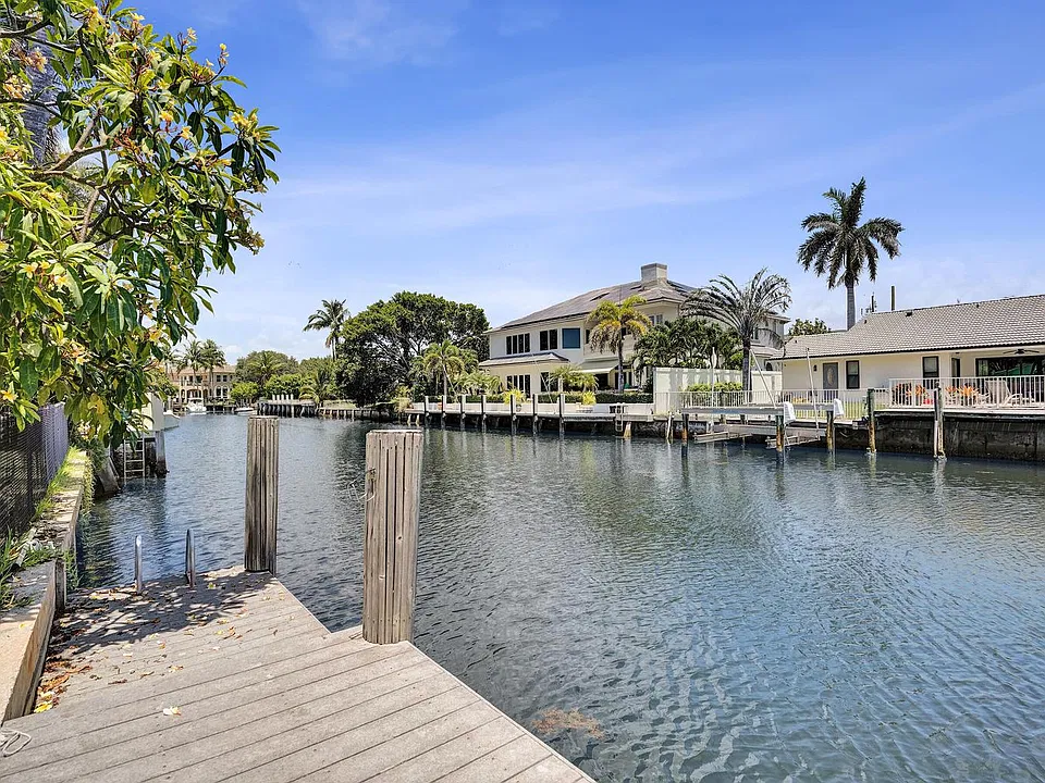 933 Banyan Dr