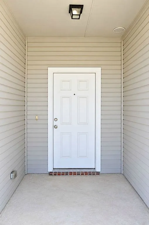 4 bed, 1931 sqft, $1,975 — Photo 2
