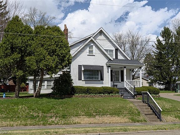 2nd image of 1529 23rd St NE