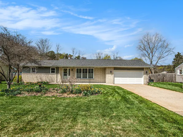 525 Woodland Dr, Holland, MI 49424