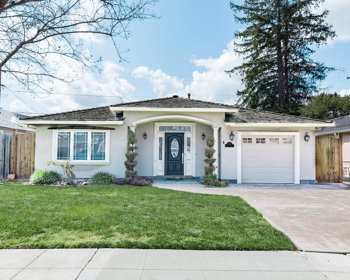1935 Jonathan Ave photo 1