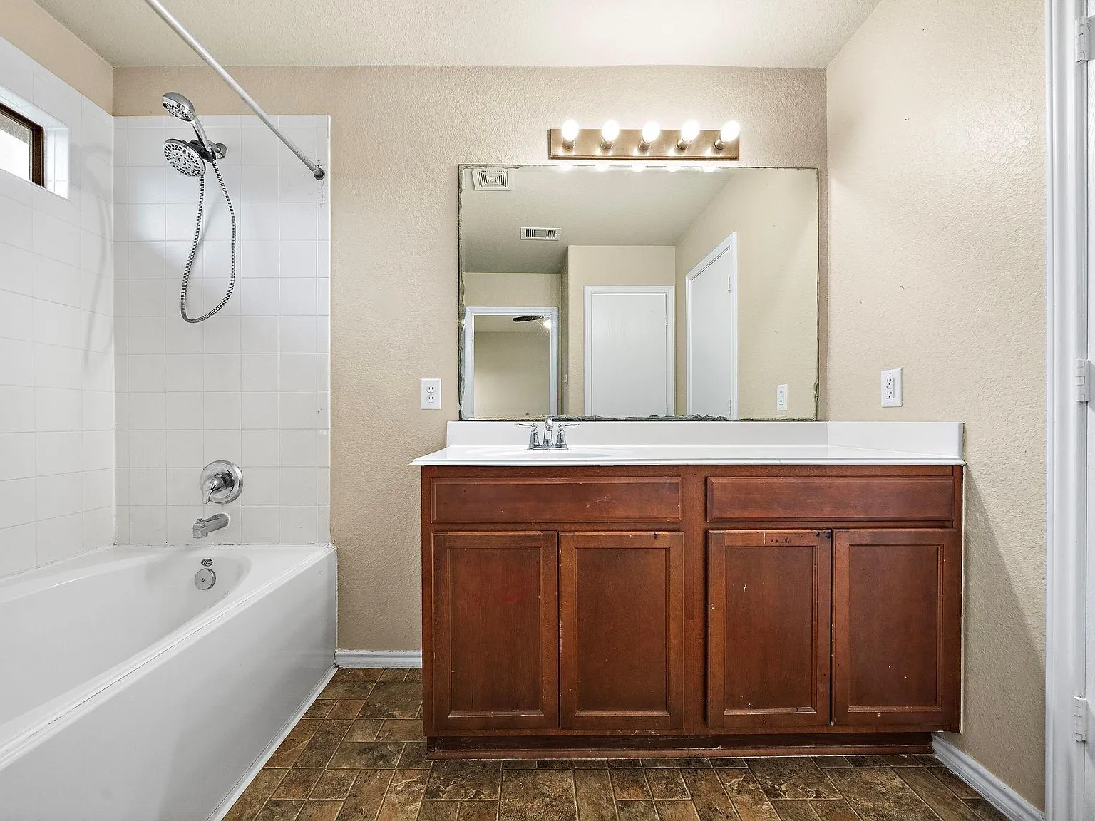 3 bed, 2.0 bath, 1491 sqft, $1,850 — Photo 4