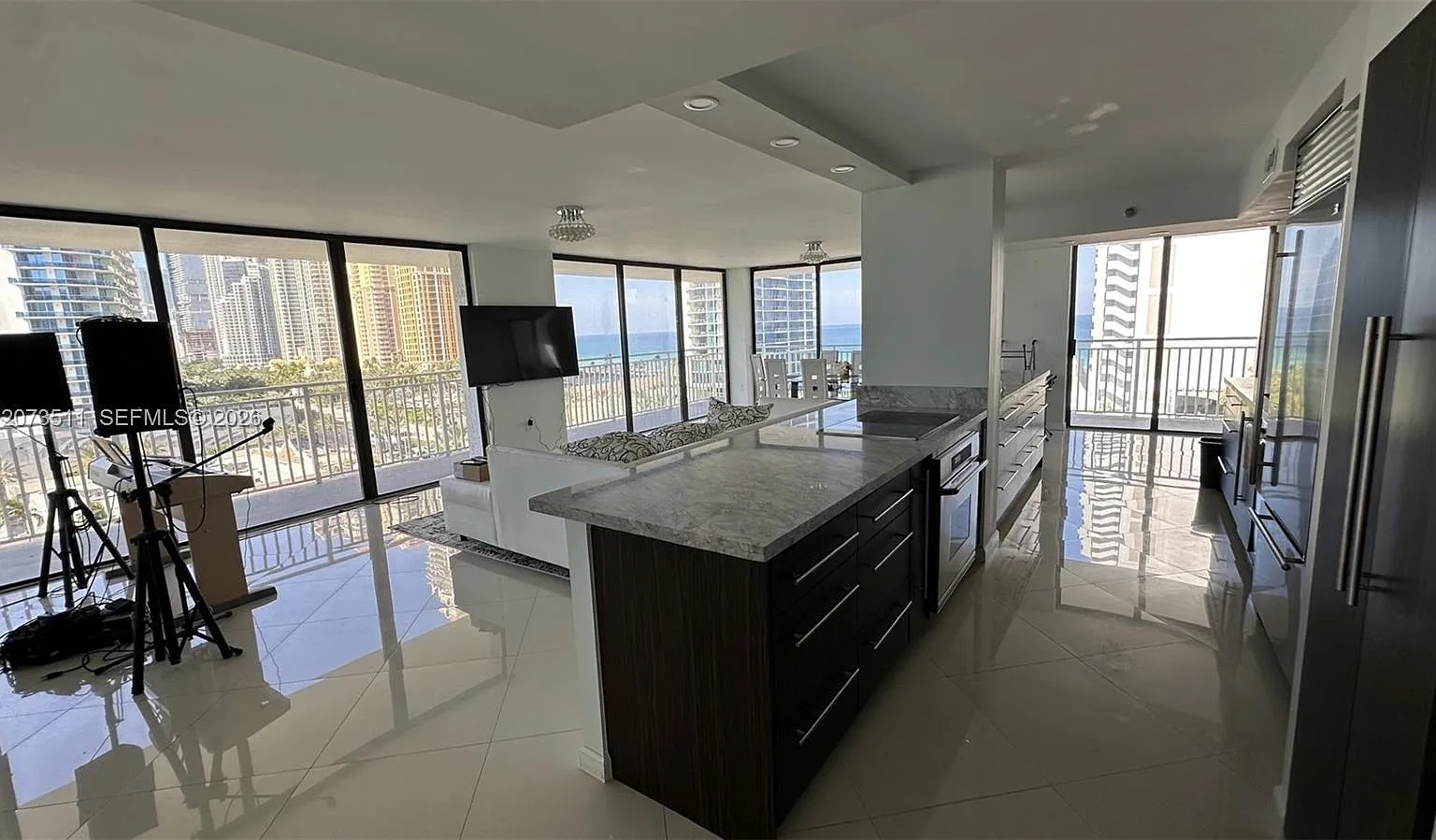 Winston Towers 600 Condo — Photo 2