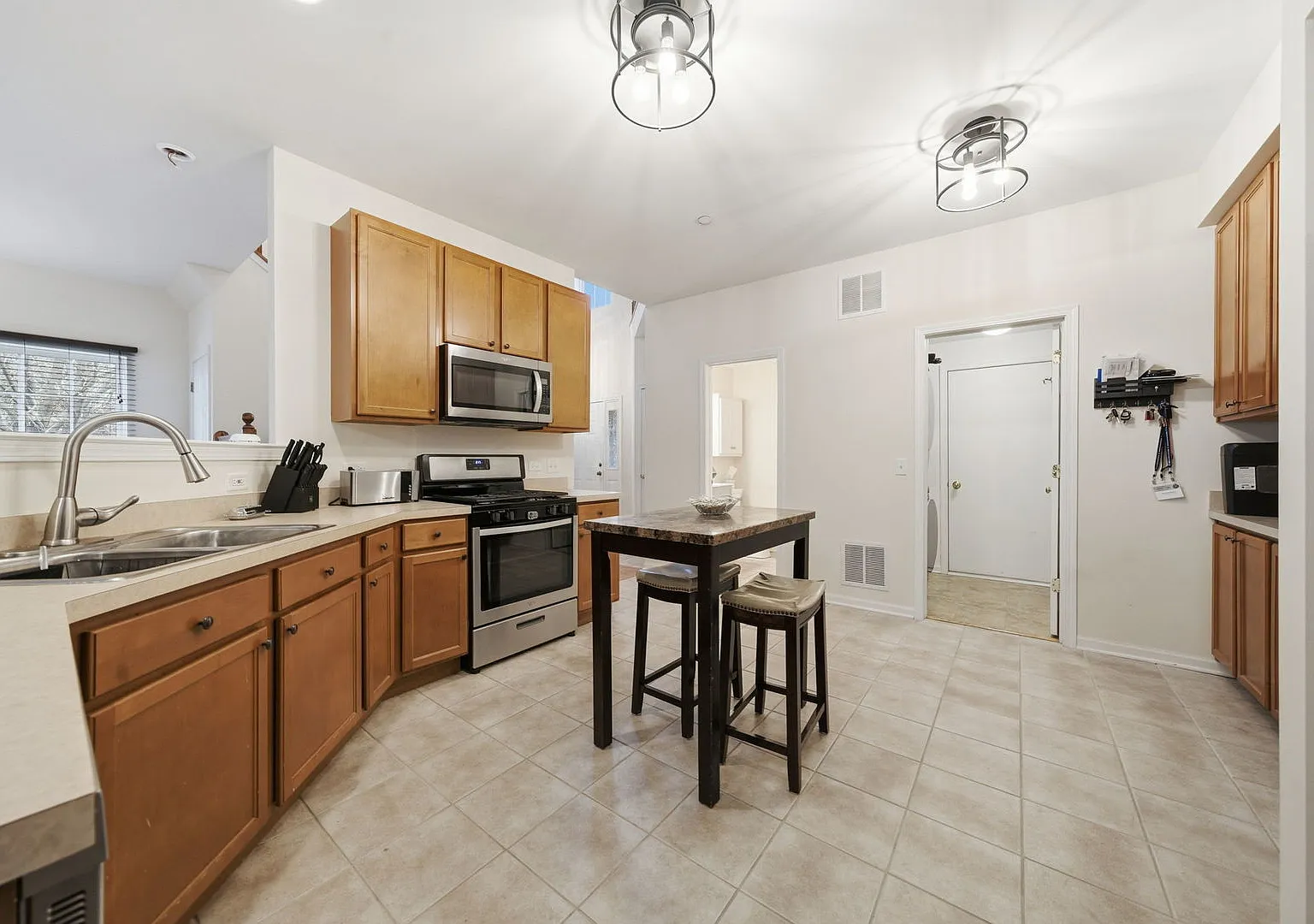 3 bed, 2.5 bath, 1794 sqft, $2,900 — Photo 4