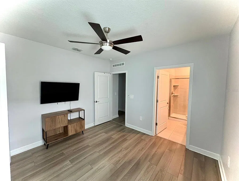 1 bed, 1.0 bath, 400 sqft, $1,600 — Photo 4