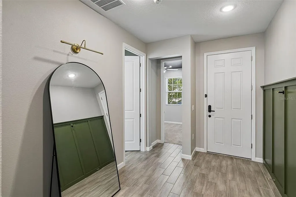 3 bed, 2.0 bath, 1725 sqft, $2,050 — Photo 2