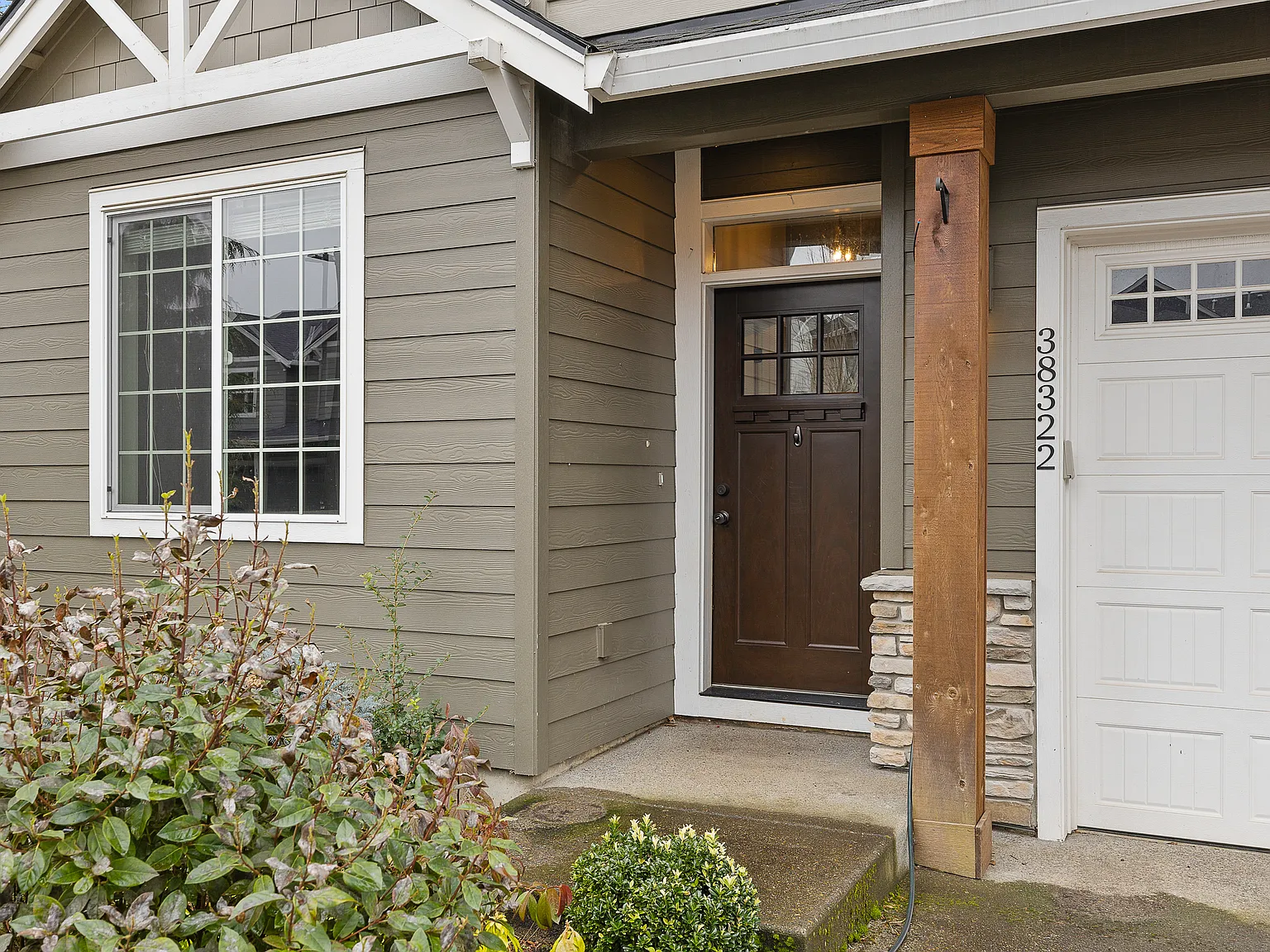 4 bed, 2.5 bath, 2310 sqft, $3,295 — Photo 2