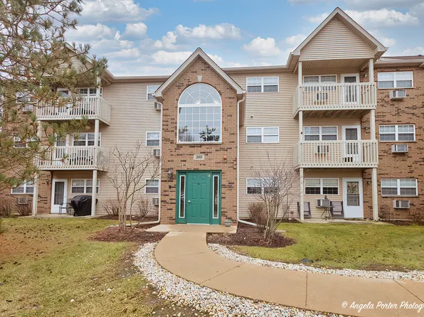 300 Cunat Blvd APT 3B, Richmond, IL 60071
