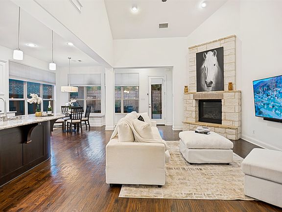3rd image of 3224 Balcones Dr