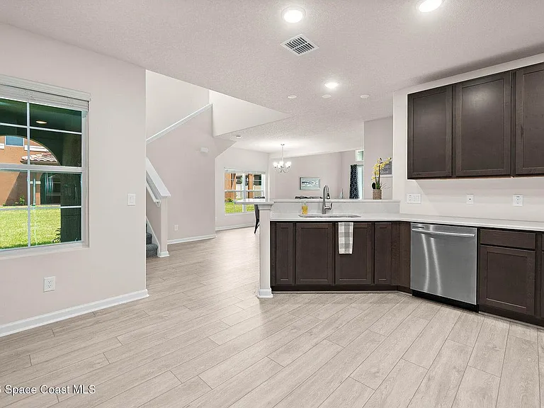 775 Simeon Dr — Photo 7