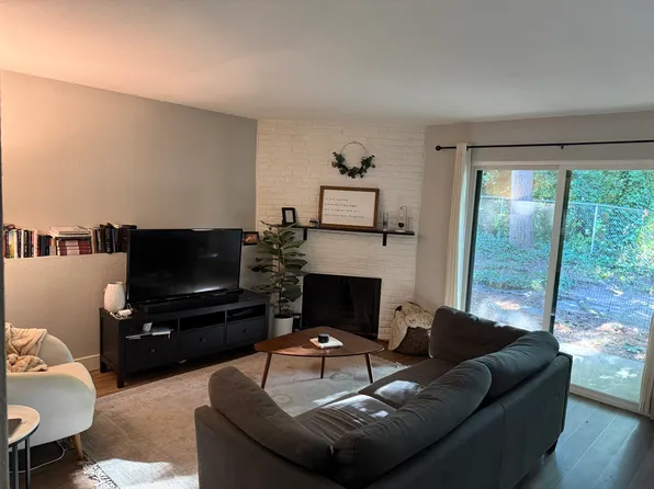 12029 100th Ave NE APT 1A, Kirkland, WA 98034