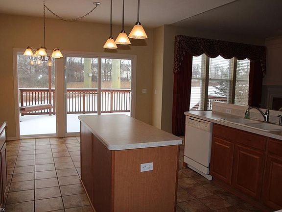 5th image of 275 Stratford Dr