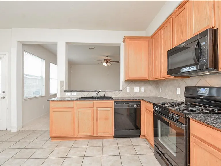 2934 Meadowglen Crst — Photo 6