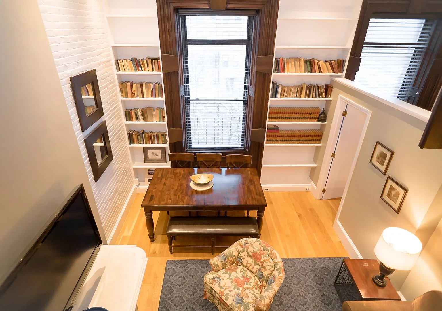 Lovely 3-bedroom/2-bath Brownstone Apt in Back Bay — Photo 4