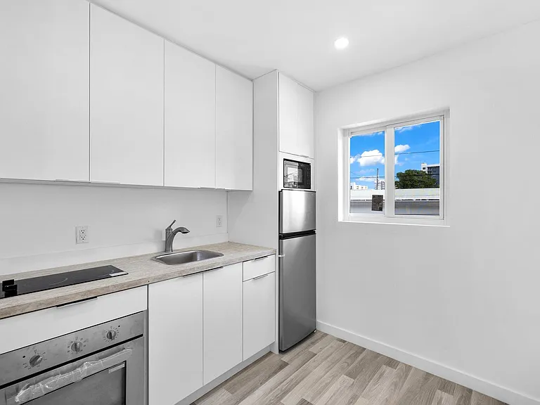 112 SW 11th Ave #3 — Photo 6
