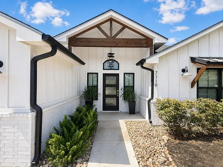7119 Rosado Dr — Photo 2