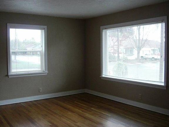living room w/wood floors