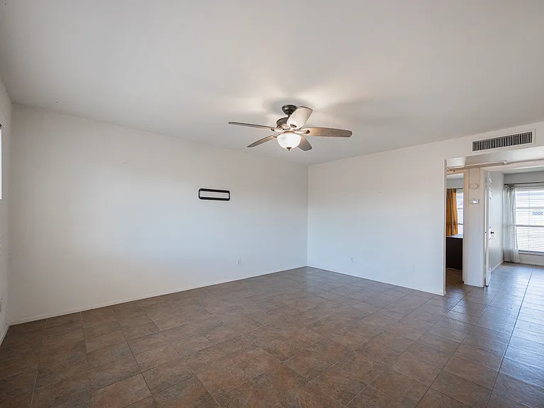 6008 W Augusta Ave — Photo 7