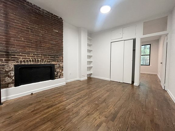 3rd image of 306 E 6th St APT 5