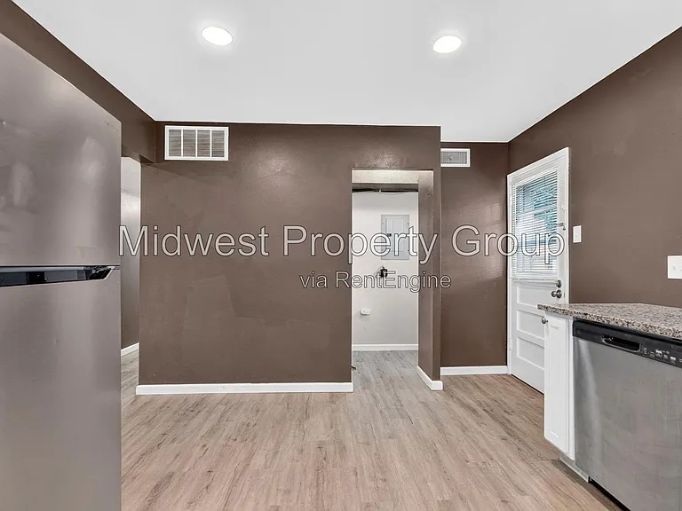 690 Central Pkwy — Photo 8
