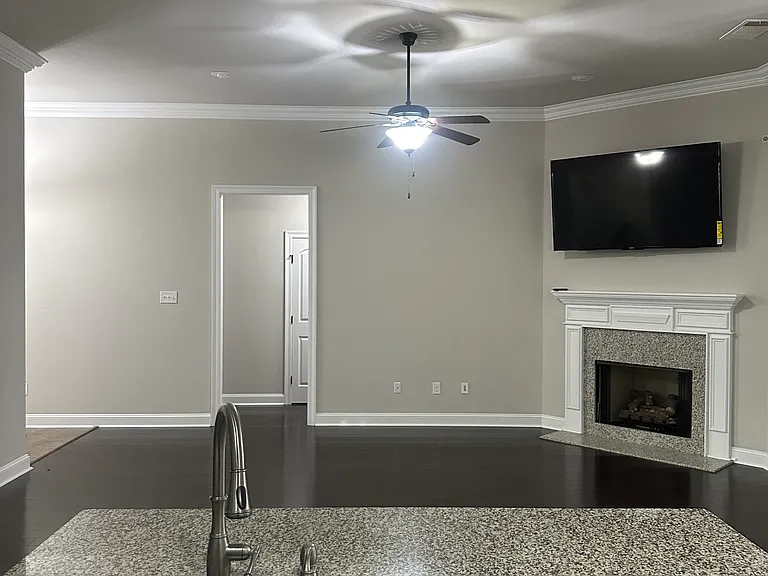 215 Hutton Ln — Photo 12