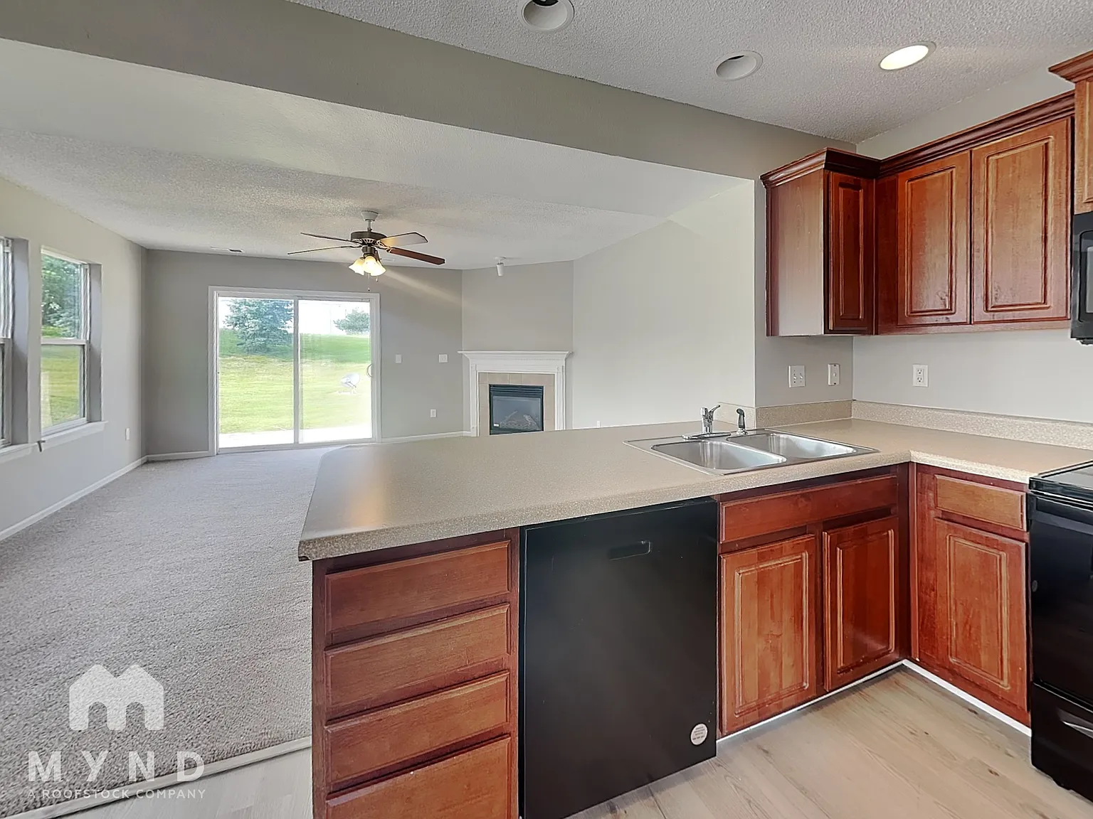 3 bed, 2.5 bath, 1561 sqft, $2,015 — Photo 3