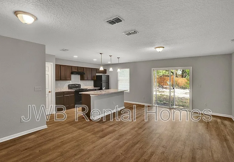 4643 Williamsburg Ave — Photo 5