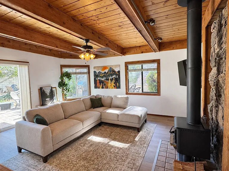 2312 Finch Ln — Photo 1