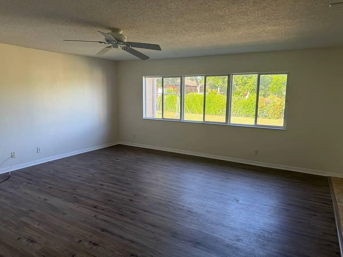3 bed, 2.0 bath, 1994 sqft, $2,400 — Photo 4