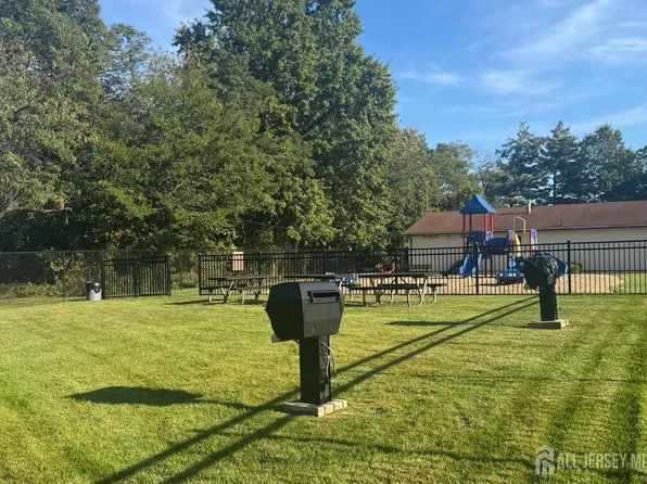 528 Cricket Ln, Woodbridge, NJ 07095