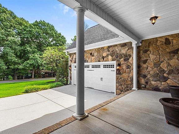 3rd image of 4898 Forest Oaks Dr