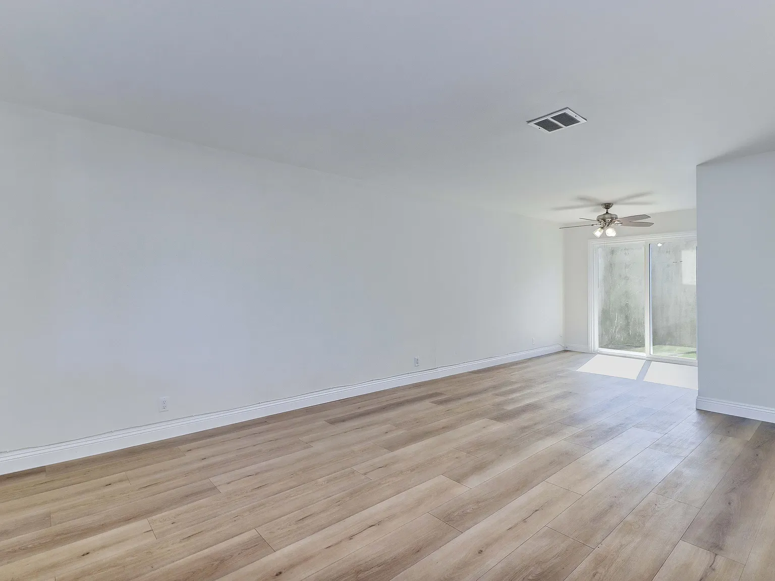 3 bed, 1120 sqft, $4,200 — Photo 4