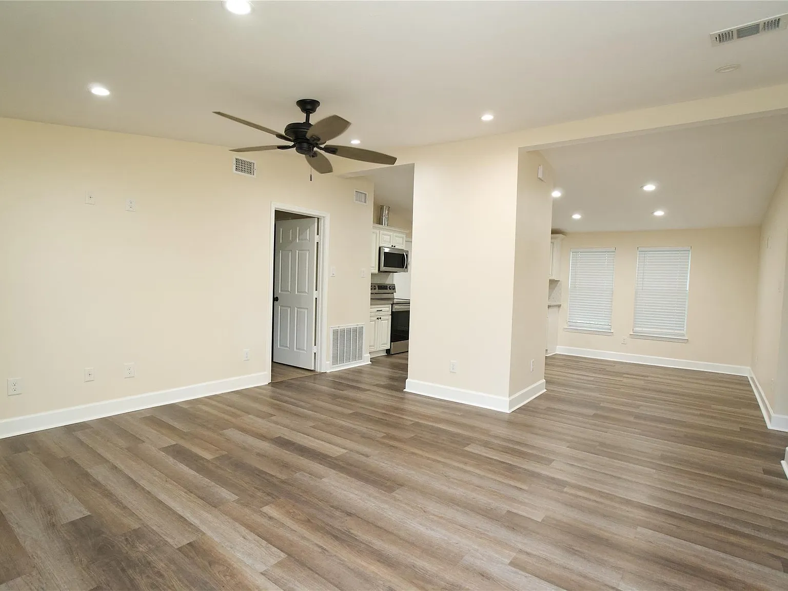 3 bed, 2.0 bath, 1344 sqft, $2,000 — Photo 4