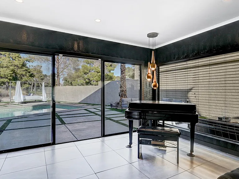 964 Vegas Valley Dr — Photo 8