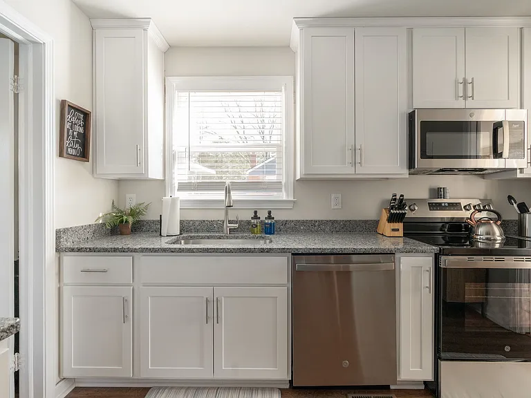 8702 Claymont Dr — Photo 35
