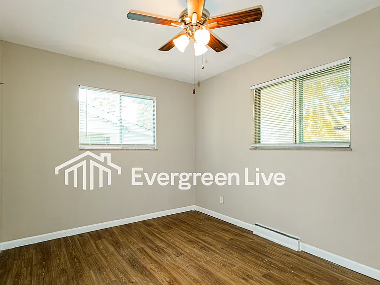 1860 Shirlene Dr — Photo 8