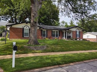 317 Quinnmoor Dr, Ballwin, MO 63011