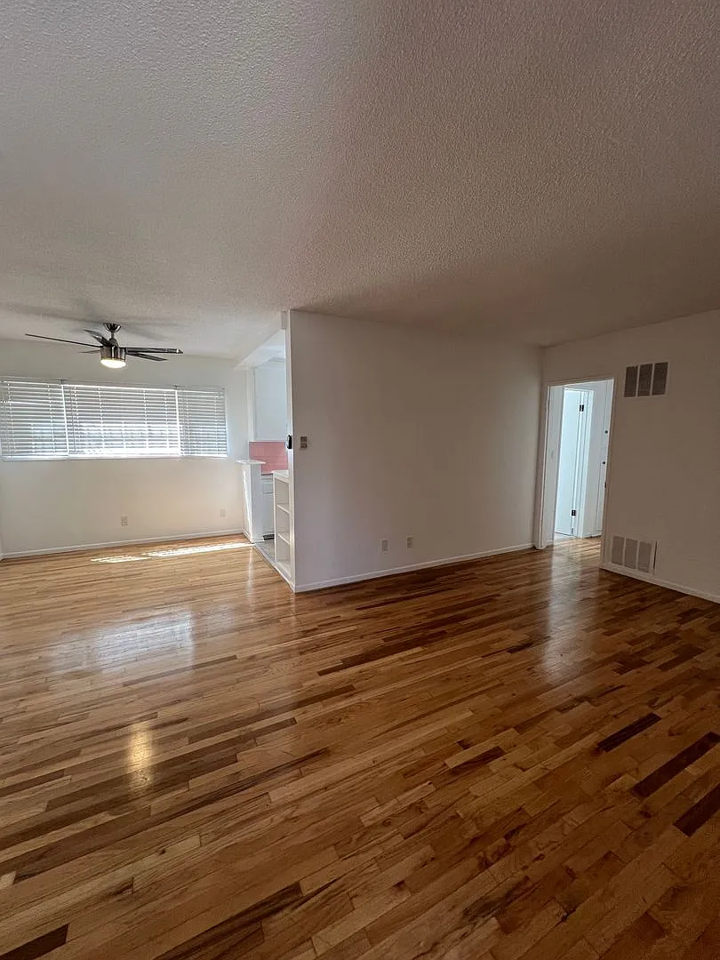Flores St - 611 — Photo 2
