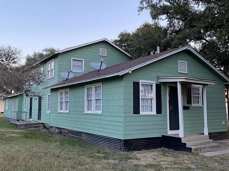 2303 N Louis St — Photo 2
