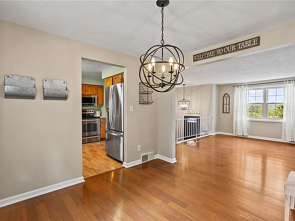 5th image of 233 Bonita Dr