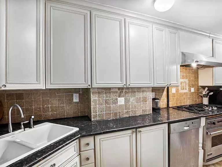 306 E 52nd St #1 — Photo 10