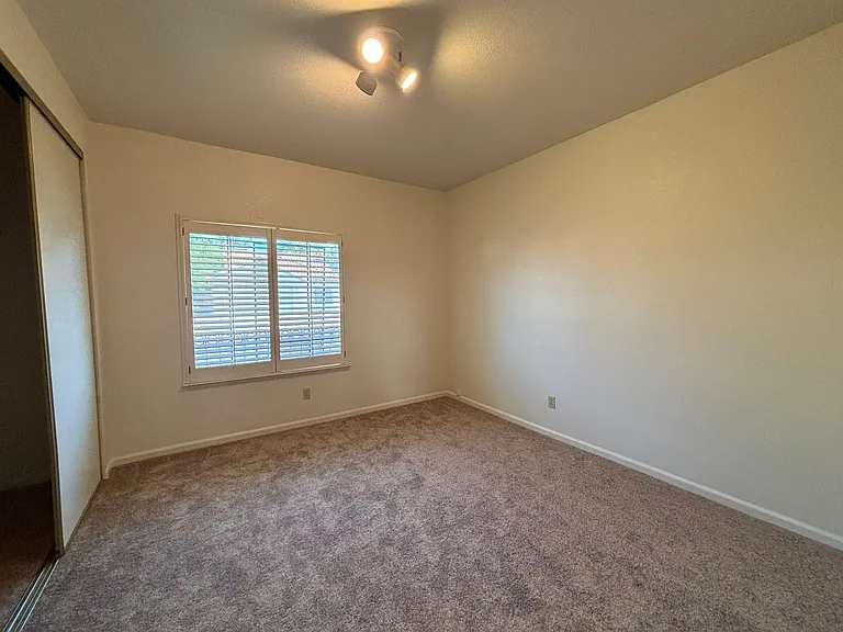 4909 Felicia Way — Photo 12