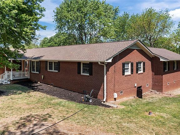 3rd image of 811 Wagoner Rd